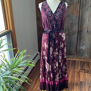 White House Black Market boho floral sleeveless v neck pleated maxi dress Sz 12